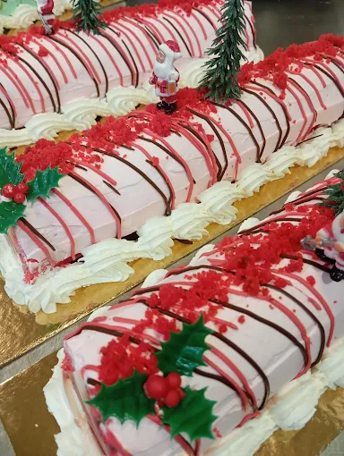 Brazo de gitano navideño artesanal Brazo de gitano artesanal decorado para Navidad con crema, chocolate y motivos festivos