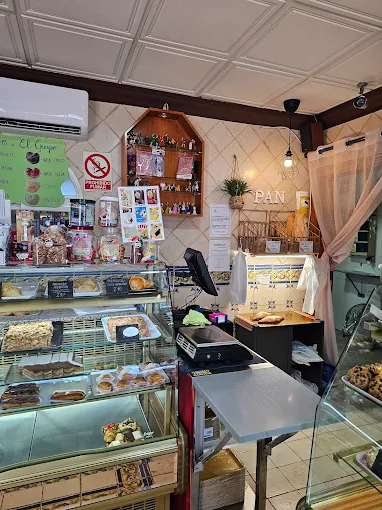 Mostrador de dulces en Pastelería El Guapo Interior de Pastelería Artesanal El Guapo con el mostrador y dulces expuestos