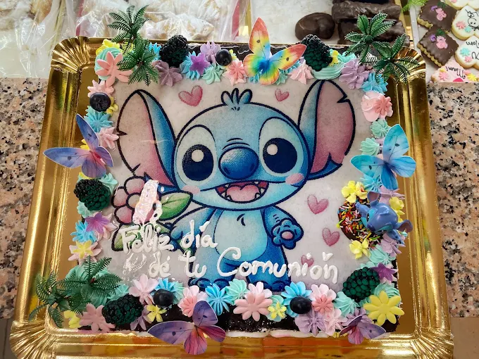 Tarta de comunión infantil personalizada con decoración de personaje y flores de colores