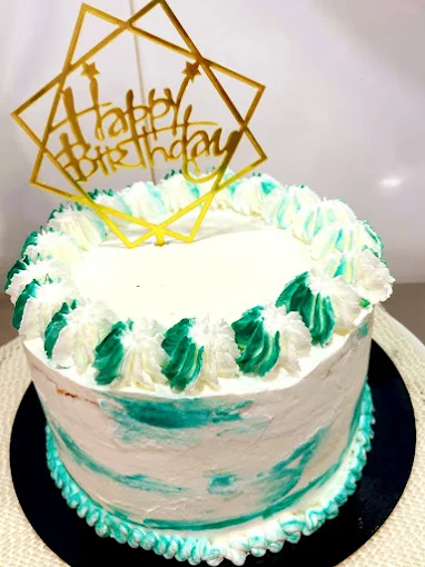 Tarta de cumpleaños artesanal con decoración elegante Tarta artesanal de cumpleaños con decoración blanca y verde y topper dorado “Happy Birthday”