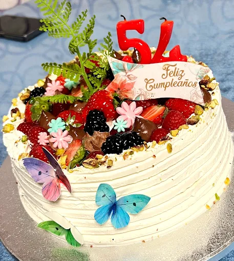 Tarta de cumpleaños con frutas y decoración personalizada Tarta de cumpleaños con frutas y decoración personalizada