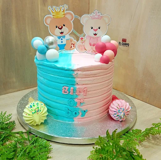 Tarta de revelación de bebé en tonos azul y rosa con decoración infantil