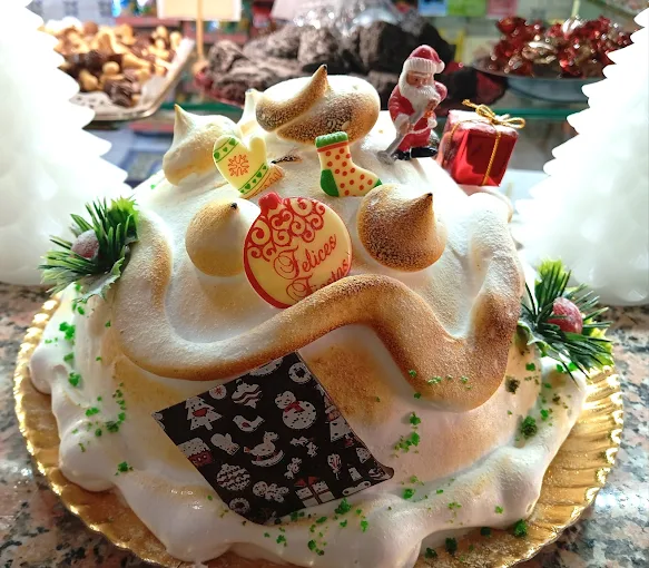 Tarta de Navidad decorada con merengue tostado, figuras festivas y detalles navideños
