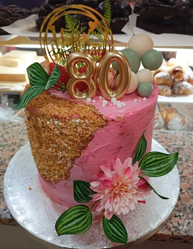 Tarta personalizada para cumpleaños de 80 años Tarta artesanal rosa decorada con flores y número 80 para celebración de cumpleaños