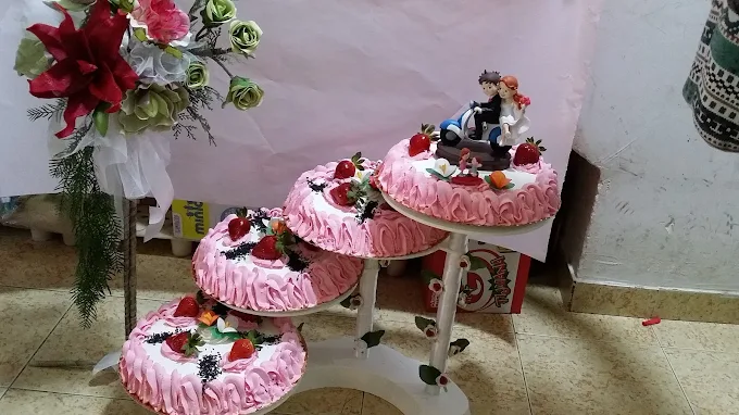 Tartas artesanas para boda con decoración romántica y figura de pareja