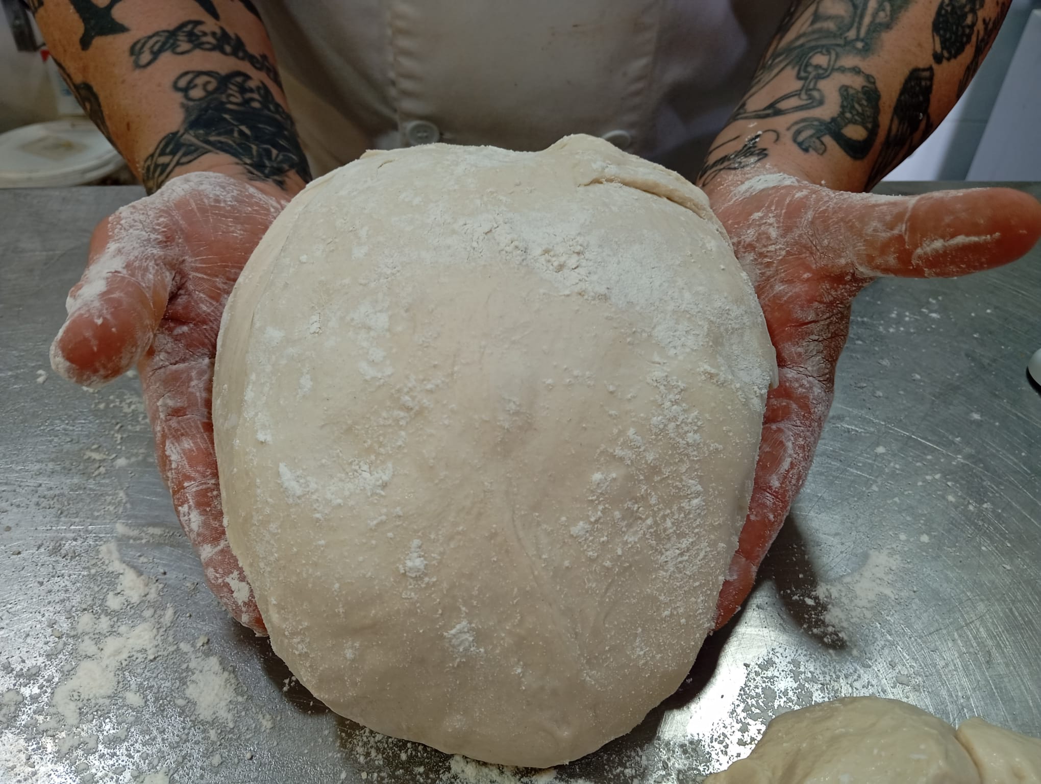 Elaboración artesanal de masas a mano en el obrador de Pastelería El Guapo